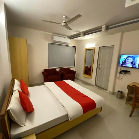 Hotel Riverfront Ahmedabad Buitenkant foto