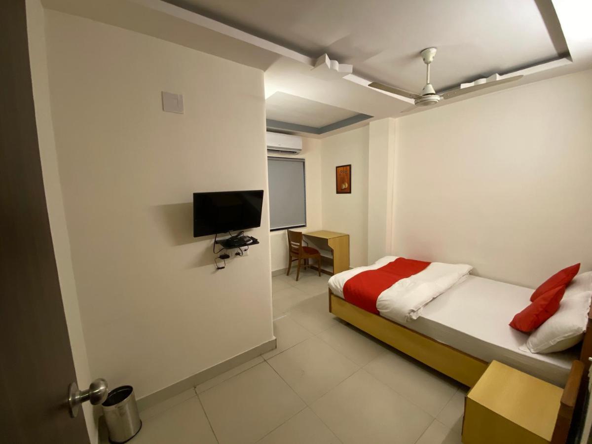 Hotel Riverfront Ahmedabad Buitenkant foto
