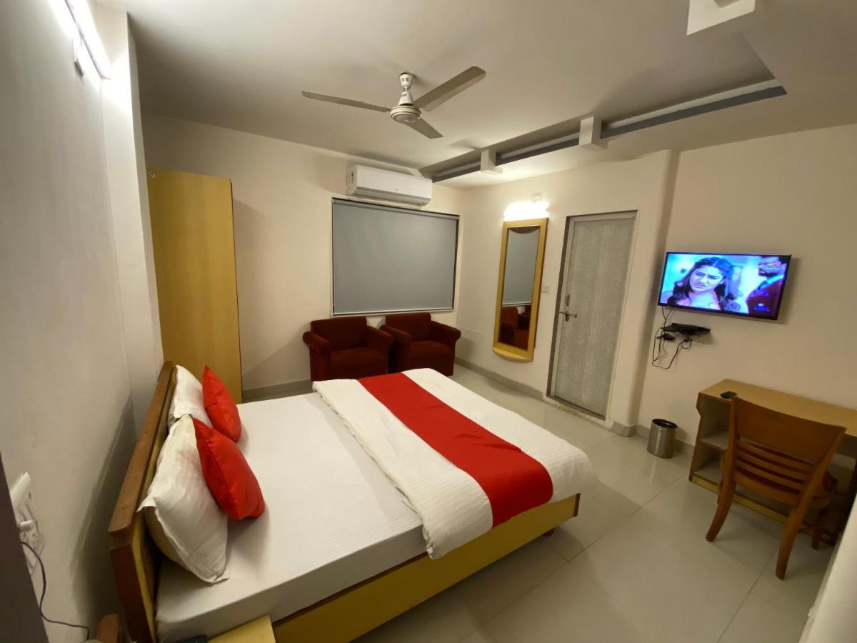Hotel Riverfront Ahmedabad Buitenkant foto