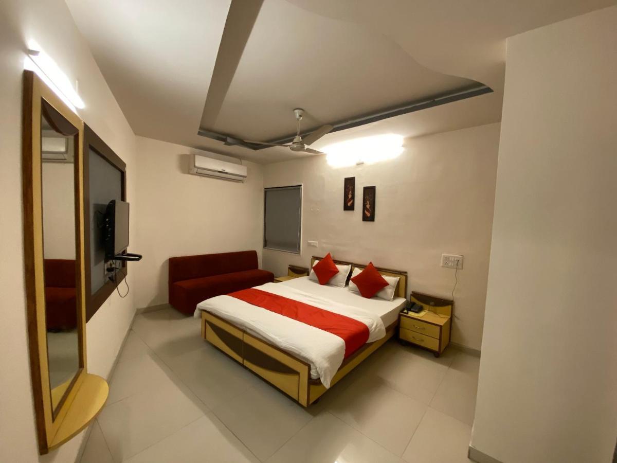Hotel Riverfront Ahmedabad Buitenkant foto