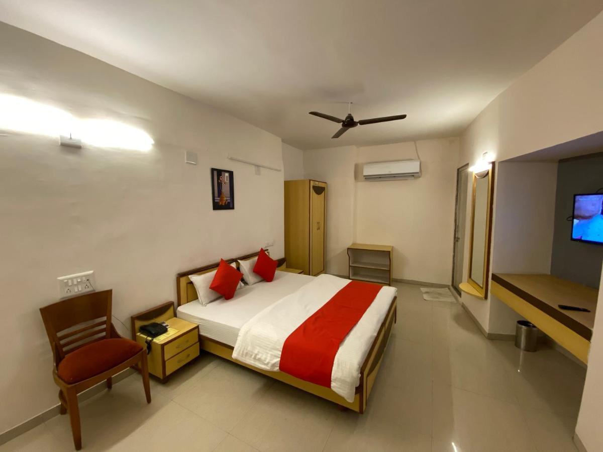 Hotel Riverfront Ahmedabad Buitenkant foto