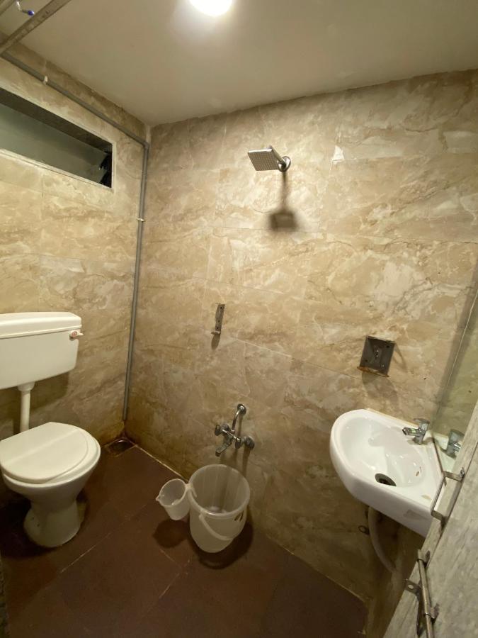 Hotel Riverfront Ahmedabad Buitenkant foto