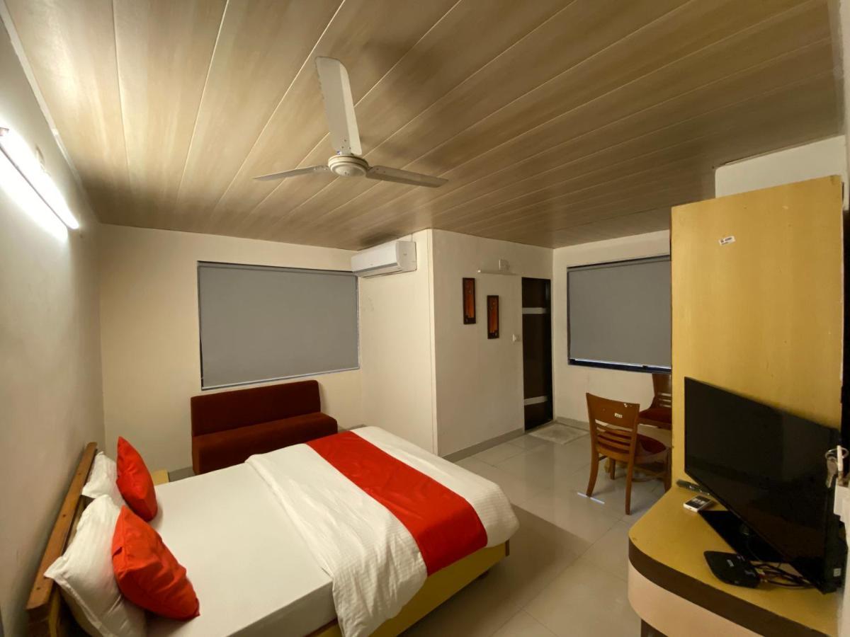 Hotel Riverfront Ahmedabad Buitenkant foto