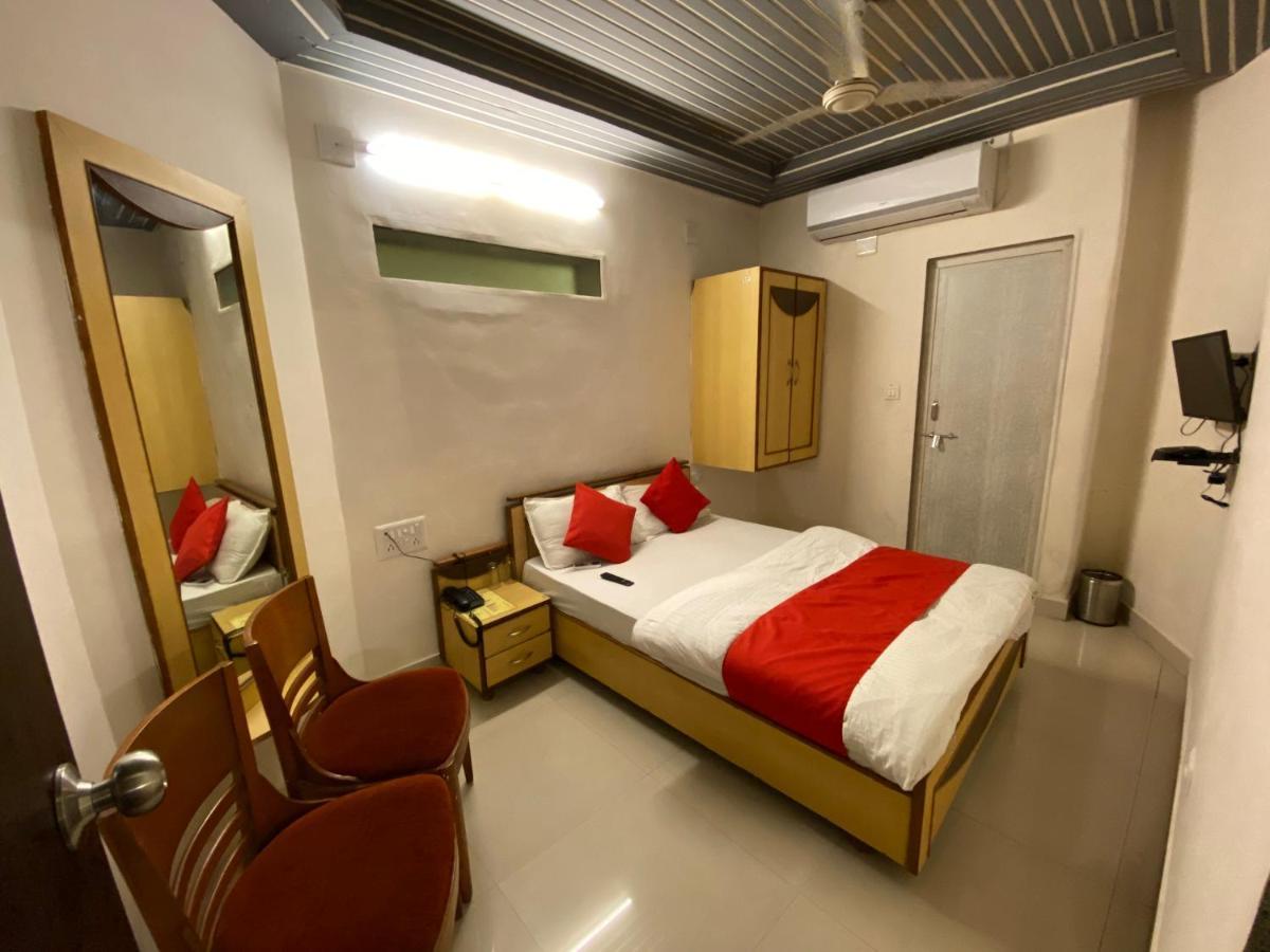 Hotel Riverfront Ahmedabad Buitenkant foto