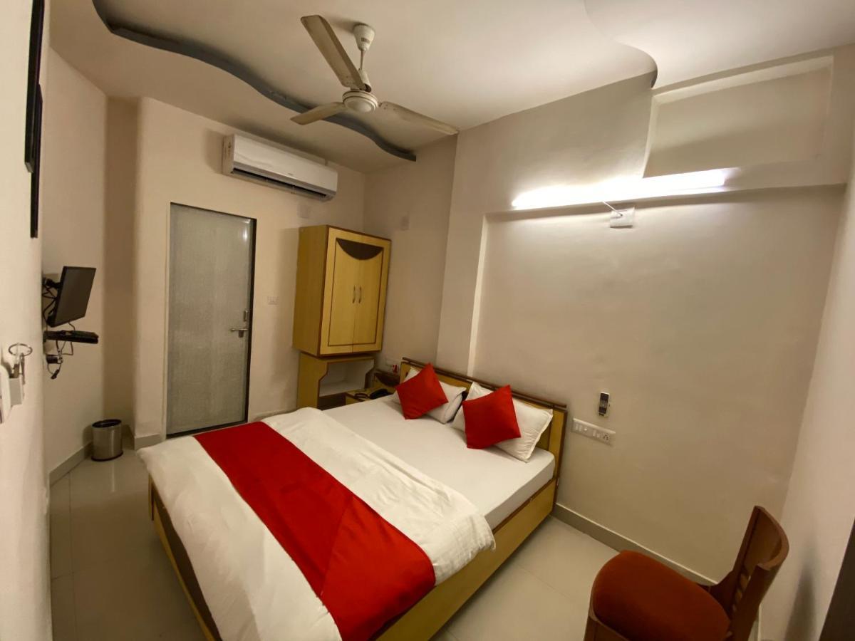 Hotel Riverfront Ahmedabad Buitenkant foto
