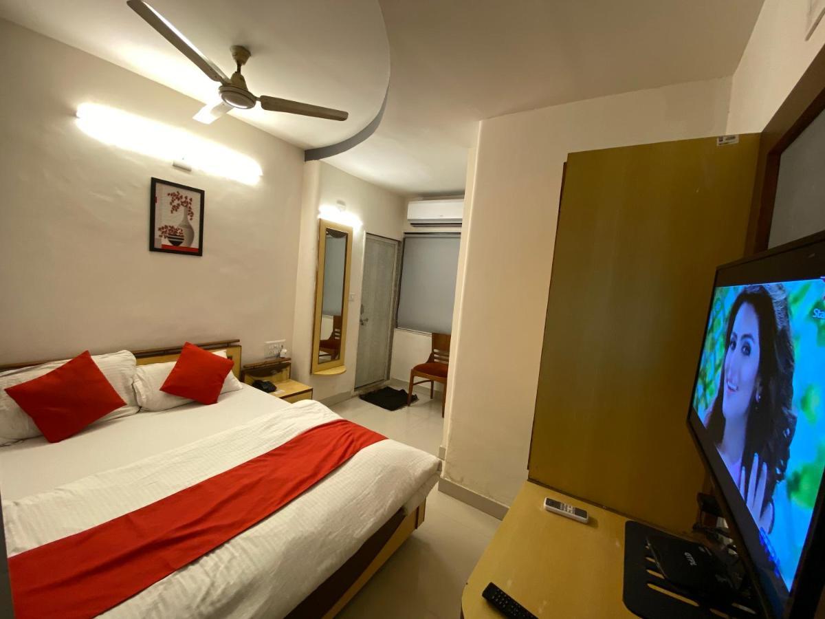 Hotel Riverfront Ahmedabad Buitenkant foto