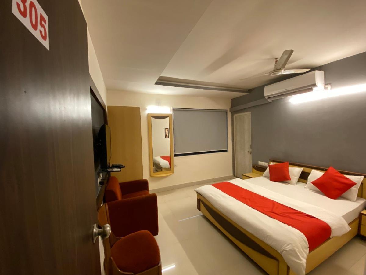 Hotel Riverfront Ahmedabad Buitenkant foto