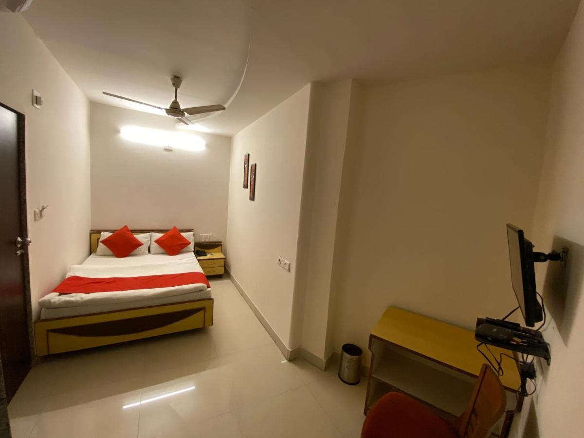 Hotel Riverfront Ahmedabad Buitenkant foto