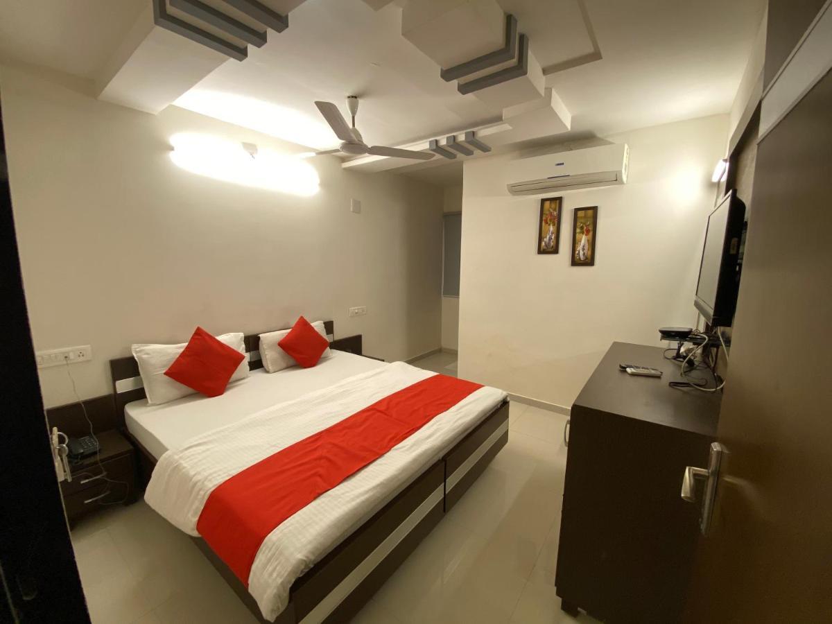 Hotel Riverfront Ahmedabad Buitenkant foto