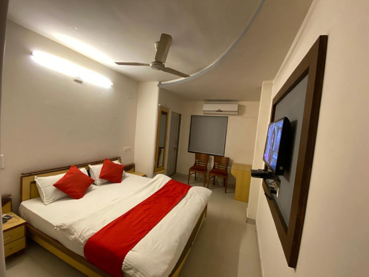 Hotel Riverfront Ahmedabad Buitenkant foto