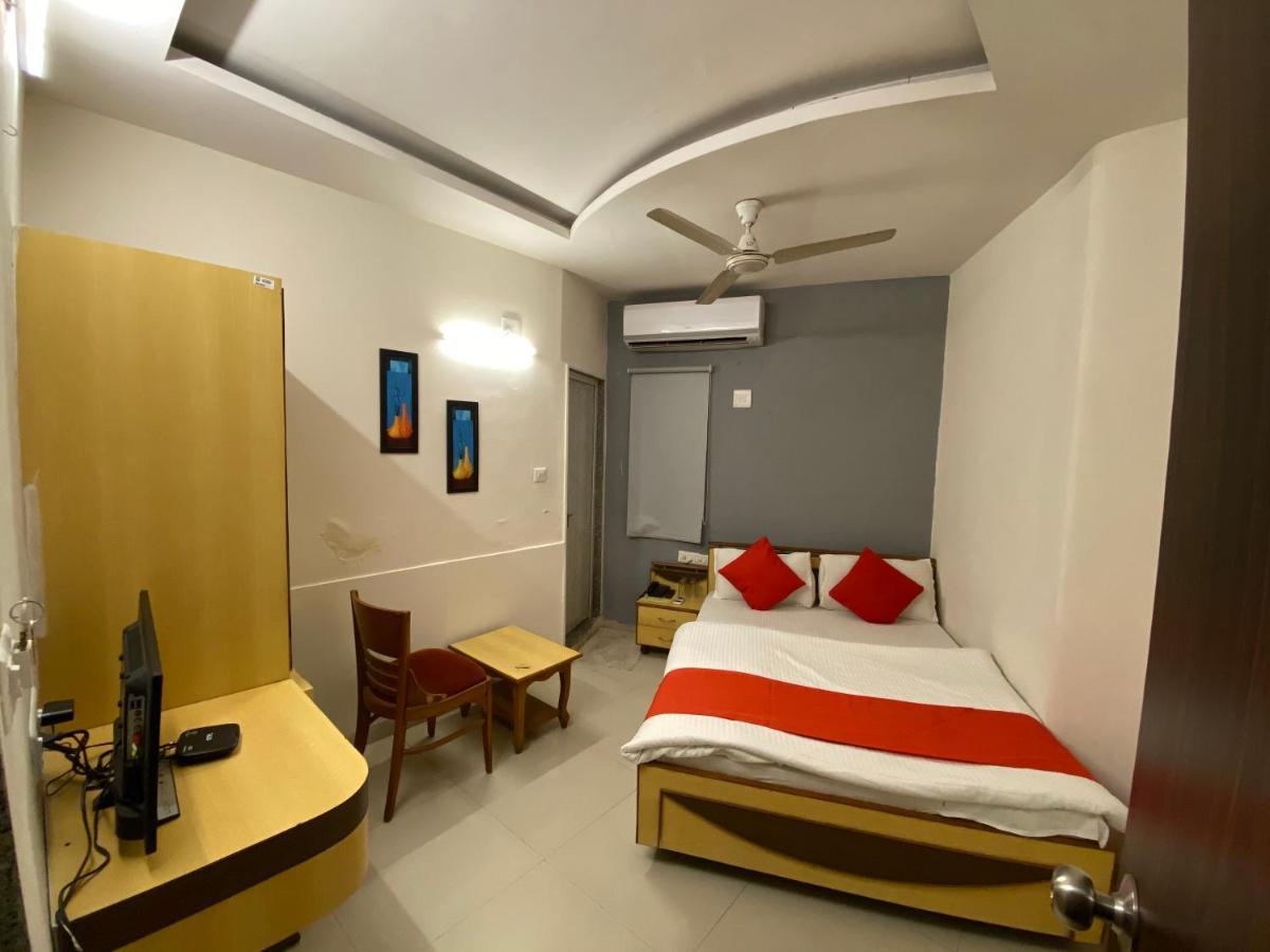 Hotel Riverfront Ahmedabad Buitenkant foto