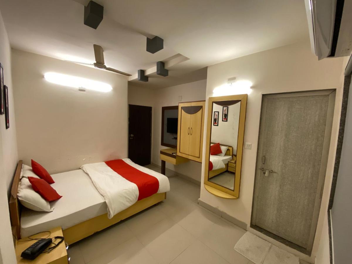 Hotel Riverfront Ahmedabad Buitenkant foto