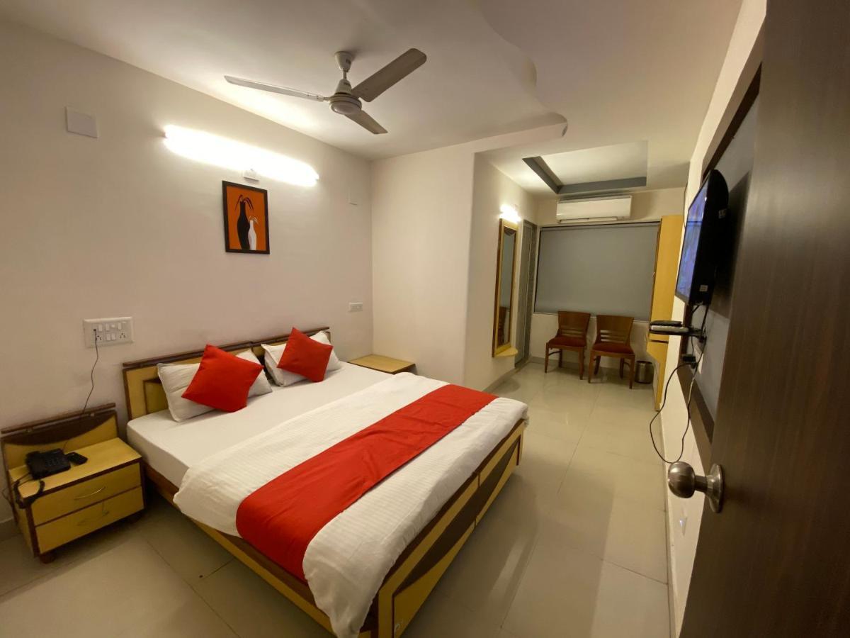 Hotel Riverfront Ahmedabad Buitenkant foto