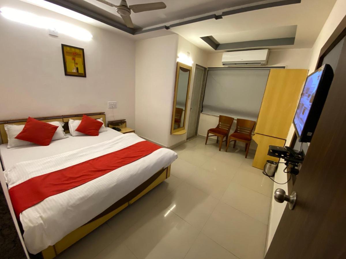 Hotel Riverfront Ahmedabad Buitenkant foto