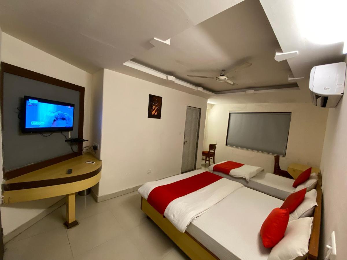 Hotel Riverfront Ahmedabad Buitenkant foto