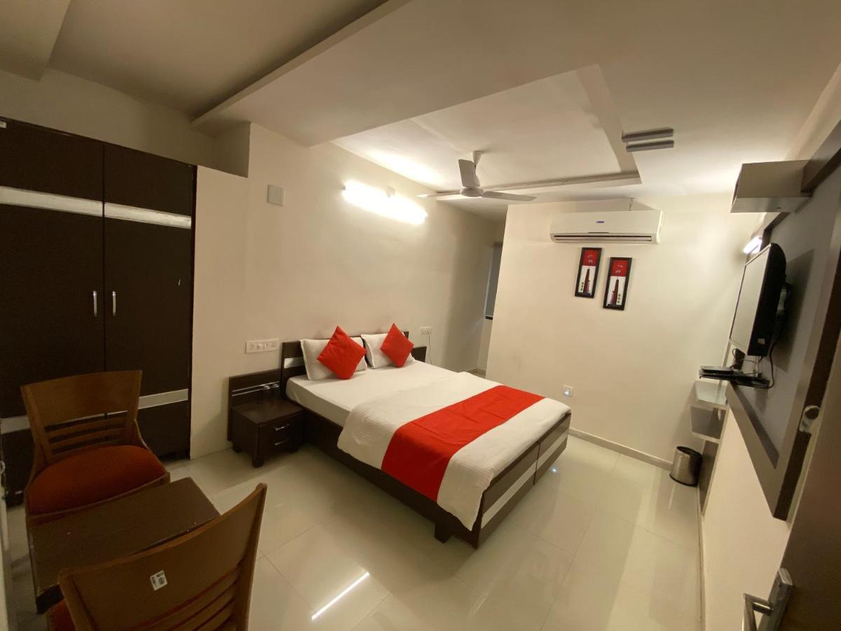 Hotel Riverfront Ahmedabad Buitenkant foto
