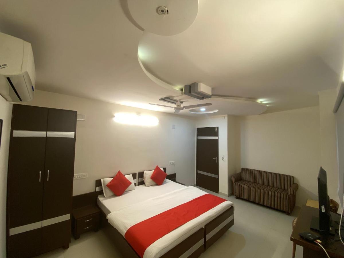 Hotel Riverfront Ahmedabad Buitenkant foto